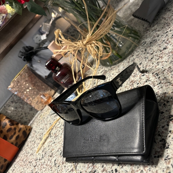 Authentic Chanel sunglasses with case - Picture 4 of 7
